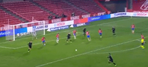 运气稍差！双方多拍相持 琼斯回球触网后弹回本方半场丢分